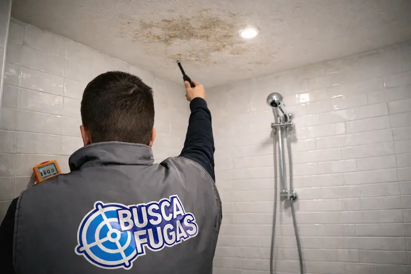 tecnico inspeccionando fuga en baño