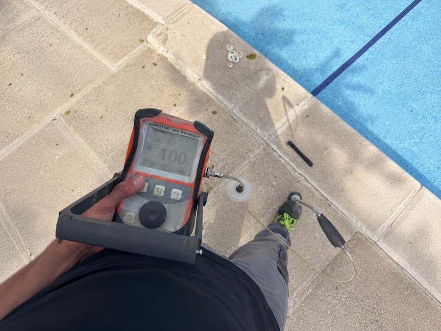 cuanta agua pierde una piscina